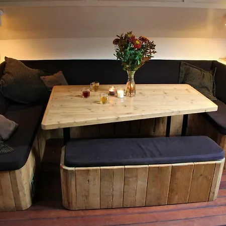 Lounge Ship Πλωτό κατάλυμα